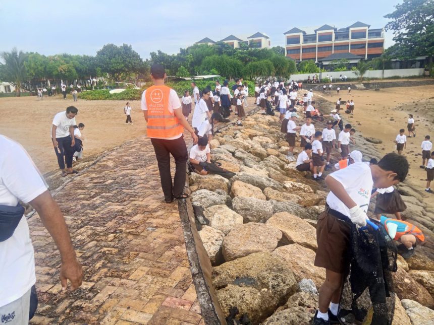BNI bersama komunitas lingkungan Malu Dong berhasil mengangkut 423 kilogram sampah yang didominasi limbah plastik dari kawasan Pantai Mertasari, Sanur, Bali. Foto: Dok BNI