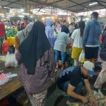 Suasana warga berbelanja kebutuhan pokok di Pasar Ciledug, Tangerang. Aktivitas jual beli terpantau ramai di tengah dinamika harga sejumlah komoditas pangan. Foto: Ipol.id/Vinolla Romadhona