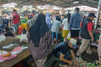 Suasana warga berbelanja kebutuhan pokok di Pasar Ciledug, Tangerang. Aktivitas jual beli terpantau ramai di tengah dinamika harga sejumlah komoditas pangan. Foto: Ipol.id/Vinolla Romadhona