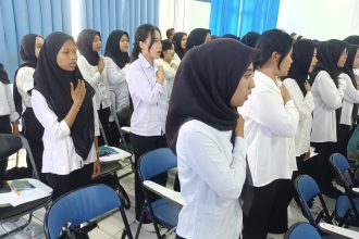 BP3MI Jakarta melaksanakan pelepasan kegiatan orientasi persiapan bagi puluhan CPMI yang akan bekerja keluar negeri. Sebanyak 60 orang diberangkatkan ke sektor manufaktur di Malaysia dalam status pekerja formal, Selasa (24/2/2026). Foto: Joesvicar Iqbal/ipol.id