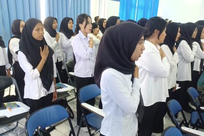 BP3MI Jakarta melaksanakan pelepasan kegiatan orientasi persiapan bagi puluhan CPMI yang akan bekerja keluar negeri. Sebanyak 60 orang diberangkatkan ke sektor manufaktur di Malaysia dalam status pekerja formal, Selasa (24/2/2026). Foto: Joesvicar Iqbal/ipol.id