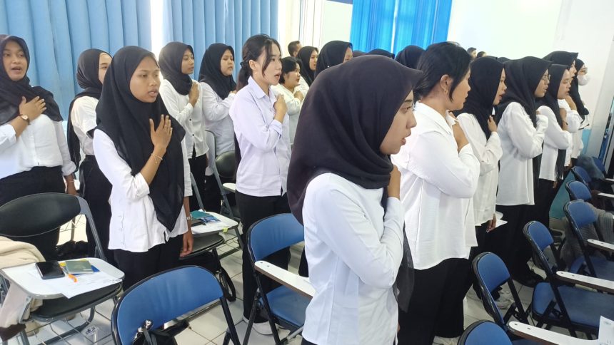 BP3MI Jakarta melaksanakan pelepasan kegiatan orientasi persiapan bagi puluhan CPMI yang akan bekerja keluar negeri. Sebanyak 60 orang diberangkatkan ke sektor manufaktur di Malaysia dalam status pekerja formal, Selasa (24/2/2026). Foto: Joesvicar Iqbal/ipol.id