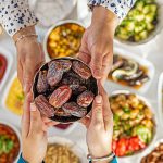 Ilustrasi menu sahur sebaiknya mengandung karbohidrat kompleks, protein, dan serat agar energi lebih stabil sepanjang puasa. Foto: Istcok @ozgurdonmaz