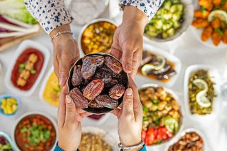 Ilustrasi menu sahur sebaiknya mengandung karbohidrat kompleks, protein, dan serat agar energi lebih stabil sepanjang puasa. Foto: Istcok @ozgurdonmaz