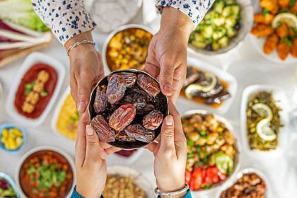 Ilustrasi menu sahur sebaiknya mengandung karbohidrat kompleks, protein, dan serat agar energi lebih stabil sepanjang puasa. Foto: Istcok @ozgurdonmaz