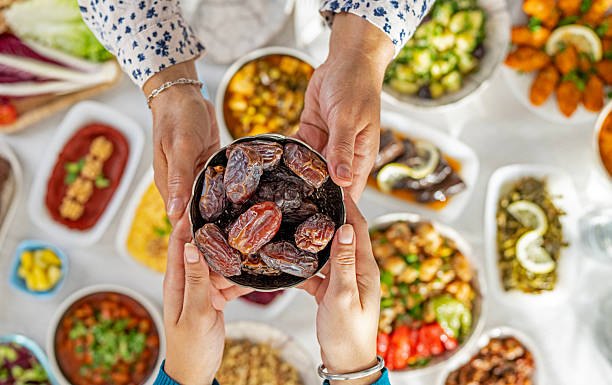 Ilustrasi menu sahur sebaiknya mengandung karbohidrat kompleks, protein, dan serat agar energi lebih stabil sepanjang puasa. Foto: Istcok @ozgurdonmaz