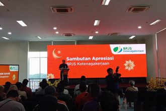 PENGHARGAAN: Penyerahan kartu kepesertaan simbolis kepada mitra pengemudi Lalamove. (foto BPJS Ketenagakerjaan)