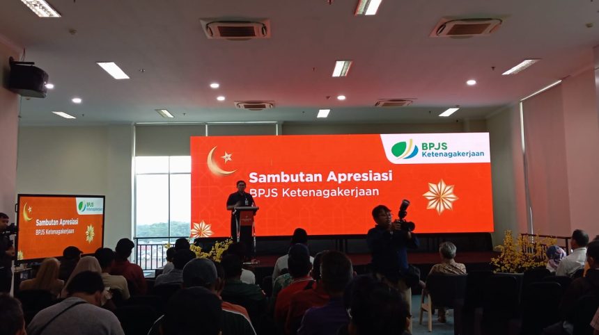 PENGHARGAAN: Penyerahan kartu kepesertaan simbolis kepada mitra pengemudi Lalamove. (foto BPJS Ketenagakerjaan)