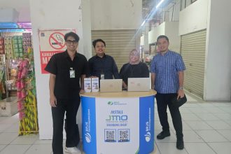 LAYANAN: Salah satu layanan booth Kantor Cabang Jakarta Plaza BPJamsostek di pasar tradisional. (foto BPJS Ketenagakerjaan)