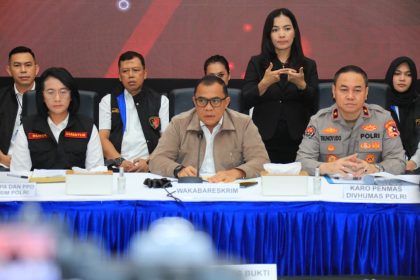 Wakabareskrim Polri, Irjen Pol Nunung Syaifuddin dan Direktur Tindak Pidana PPA dan PPO Bareskrim Polri, Brigjen Pol Nurul Azizah serta Direktur Rehabilitasi Sosial Anak Kementerian Sosial, Agung Suhartoyo, dan Kementerian Pemberdayaan Perempuan dan Perlindungan Anak, mewakili Atwirlany Ritonga dalam konfrensi pers pengungkapan kasus TPPO jual beli bayi di Lobby Gedung Bareskrim, Rabu (25/2/2026). Foto: Ist