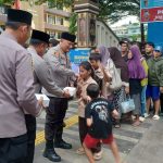 Kapolres Metro Jakarta Selatan (Jaksel), Kombes Pol I Putu Yuni Setiawan, bersama Waka Polres Jaksel dan Kasi Humas Polres Jaksel, dan Pokja Wartawan Jaksel saat membagikan takjil kepada masyarakat, pejalan kaki, maupun para pengendara, ojek online yang melintas di depan Mapolres Metro Jaksel, Rabu (25/2/2026) sore. Foto: Joesvicar Iqbal/ipol.id