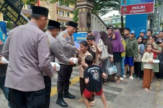 Kapolres Metro Jakarta Selatan (Jaksel), Kombes Pol I Putu Yuni Setiawan, bersama Waka Polres Jaksel dan Kasi Humas Polres Jaksel, dan Pokja Wartawan Jaksel saat membagikan takjil kepada masyarakat, pejalan kaki, maupun para pengendara, ojek online yang melintas di depan Mapolres Metro Jaksel, Rabu (25/2/2026) sore. Foto: Joesvicar Iqbal/ipol.id