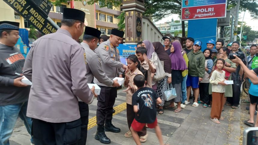 Kapolres Metro Jakarta Selatan (Jaksel), Kombes Pol I Putu Yuni Setiawan, bersama Waka Polres Jaksel dan Kasi Humas Polres Jaksel, dan Pokja Wartawan Jaksel saat membagikan takjil kepada masyarakat, pejalan kaki, maupun para pengendara, ojek online yang melintas di depan Mapolres Metro Jaksel, Rabu (25/2/2026) sore. Foto: Joesvicar Iqbal/ipol.id
