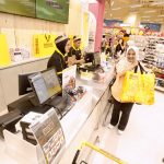 Sejumlah pengunjung saat berbelanja kebutuhan rumah tangga di toko MR DIY (flagship store) ke-2 di Summarecon Mall Bekasi 2, Jawa Barat, Jumat (27/2/2026). Foto: Ist