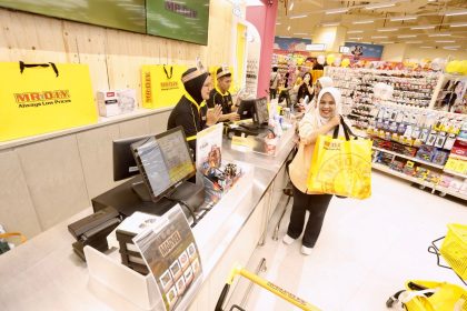 Sejumlah pengunjung saat berbelanja kebutuhan rumah tangga di toko MR DIY (flagship store) ke-2 di Summarecon Mall Bekasi 2, Jawa Barat, Jumat (27/2/2026). Foto: Ist