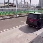 Rombongan mobil diduga berpelat dinas Mabes TNI melintas di jalur Transjakarta Koridor 13 rute Ciledug–Tendean, Jakarta Selatan. Foto: Tangkap layar IG @info_ciledug