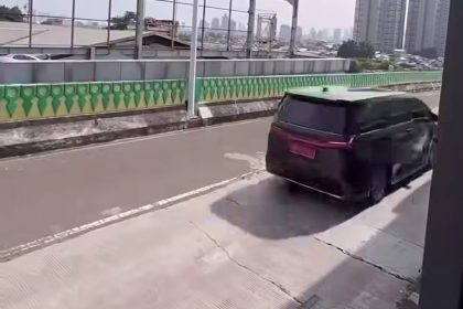 Rombongan mobil diduga berpelat dinas Mabes TNI melintas di jalur Transjakarta Koridor 13 rute Ciledug–Tendean, Jakarta Selatan. Foto: Tangkap layar IG @info_ciledug