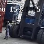 Kecelakaan kerja di depo kontainer KBN Marunda, Cilincing, Jakarta Utara, menewaskan satu pekerja yang diduga terlindas alat berat saat beroperasi. Foto: IG @info.negri