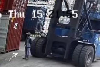 Kecelakaan kerja di depo kontainer KBN Marunda, Cilincing, Jakarta Utara, menewaskan satu pekerja yang diduga terlindas alat berat saat beroperasi. Foto: IG @info.negri