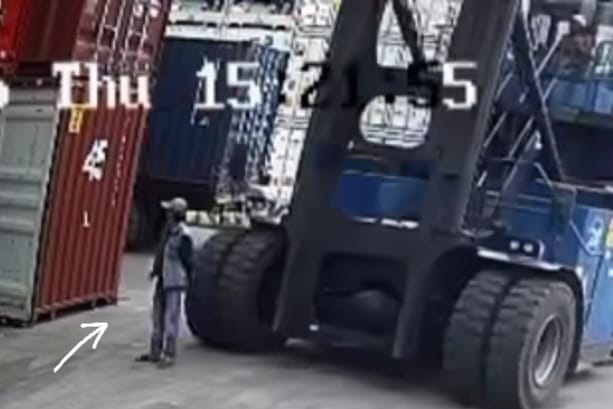 Kecelakaan kerja di depo kontainer KBN Marunda, Cilincing, Jakarta Utara, menewaskan satu pekerja yang diduga terlindas alat berat saat beroperasi. Foto: IG @info.negri