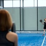 Ilustrasi - Dua perempuan cantik sedang berolahraga bermain padel di lapangan tenis. Foto: Freepik