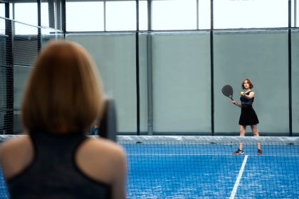 Ilustrasi - Dua perempuan cantik sedang berolahraga bermain padel di lapangan tenis. Foto: Freepik
