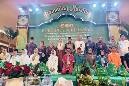 Sebanyak 600 anak yatim dari panti asuhan, pelaku usaha mikro, kecil dan menengah (UMKM), warga kurang mampu, serta pekerja outsourcing mendapatkan bantuan diberikan oleh warga dan pengurus Perhimpunan Pemilik dan Penghuni Satuan Rumah Susun (PPPSRS) Apartemen Kalibata City, Pancoran, Jakarta Selatan, Jumat (27/2/2026) malam. Foto: Ist