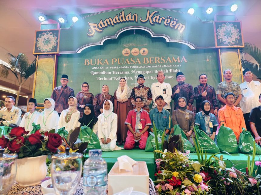 Sebanyak 600 anak yatim dari panti asuhan, pelaku usaha mikro, kecil dan menengah (UMKM), warga kurang mampu, serta pekerja outsourcing mendapatkan bantuan diberikan oleh warga dan pengurus Perhimpunan Pemilik dan Penghuni Satuan Rumah Susun (PPPSRS) Apartemen Kalibata City, Pancoran, Jakarta Selatan, Jumat (27/2/2026) malam. Foto: Ist