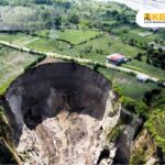 Lubang raksasa di Aceh Tengah. Foto: IG @pu_sda_sumatra1, KemenPU