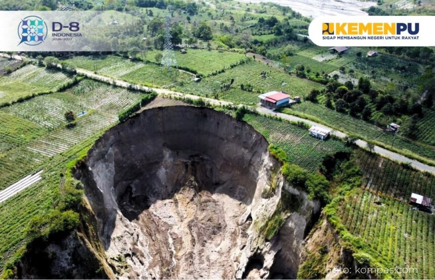 Lubang raksasa di Aceh Tengah. Foto: IG @pu_sda_sumatra1, KemenPU