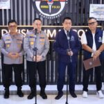 Karo Penmas Divhumas Polri, Brigjen Pol Trunoyudo Wisnu Andiko didampingi Kombes Erdi bersama Sekretaris NCB Interpol Indonesia Divhubinter Polri, Brigjen Pol Untung Widyatmoko dan Kabag Jatranin Divhubinter Polri, Kombes Ricky Purnama, menyampaikan perkembangan terbaru atas penerbitan Interpol Red Notice buronan kasus dugaan pidana korupsi, Muhammad Riza Chalid di Lobi Divhumas Polri, Jakarta, Minggu (1/2/2026). Foto: Ist
