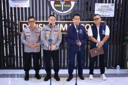 Karo Penmas Divhumas Polri, Brigjen Pol Trunoyudo Wisnu Andiko didampingi Kombes Erdi bersama Sekretaris NCB Interpol Indonesia Divhubinter Polri, Brigjen Pol Untung Widyatmoko dan Kabag Jatranin Divhubinter Polri, Kombes Ricky Purnama, menyampaikan perkembangan terbaru atas penerbitan Interpol Red Notice buronan kasus dugaan pidana korupsi, Muhammad Riza Chalid di Lobi Divhumas Polri, Jakarta, Minggu (1/2/2026). Foto: Ist