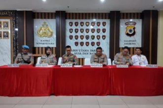 Sidang Komisi Kode Etik Polri dilaksanakan pada Senin (23/2/2026) hingga Selasa (24/2) dini hari. Persidangan berlangsung dihadiri pengawas eksternal, Kepala Sekretariat Komnas HAM Provinsi Maluku, Edy Sutichno, Kepala UPTD Balai Pemasyarakatan Provinsi Maluku, Rizka M Sanghaji, serta Direktur Yayasan Lingkar Pemberdayaan Perempuan dan Anak Bayi, Tualeka di Ruang Sidang Bidpropam Polda Maluku. Foto: Ist