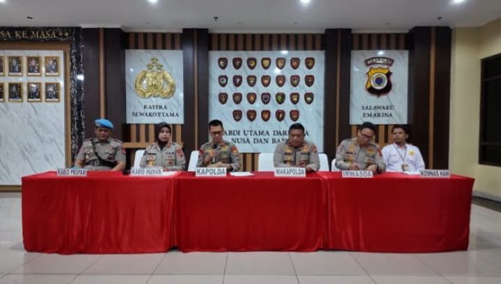 Sidang Komisi Kode Etik Polri dilaksanakan pada Senin (23/2/2026) hingga Selasa (24/2) dini hari. Persidangan berlangsung dihadiri pengawas eksternal, Kepala Sekretariat Komnas HAM Provinsi Maluku, Edy Sutichno, Kepala UPTD Balai Pemasyarakatan Provinsi Maluku, Rizka M Sanghaji, serta Direktur Yayasan Lingkar Pemberdayaan Perempuan dan Anak Bayi, Tualeka di Ruang Sidang Bidpropam Polda Maluku. Foto: Ist