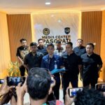 Kepala Bidang Administrasi Keamanan dan Ketertiban Lapas Cipinang, Yulius Jum Hertantono dan jajaran dalam konfrensi pers pengungkapan kasus dua napi Lapas Cipinang menjadi pengendali peredaran narkoba Cartridge Etomidate, Jumat (6/2/2026). Foto: Ist