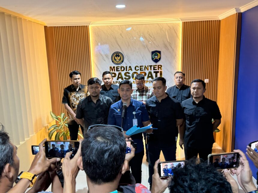 Kepala Bidang Administrasi Keamanan dan Ketertiban Lapas Cipinang, Yulius Jum Hertantono dan jajaran dalam konfrensi pers pengungkapan kasus dua napi Lapas Cipinang menjadi pengendali peredaran narkoba Cartridge Etomidate, Jumat (6/2/2026). Foto: Ist