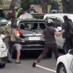 Mobil Toyota Calya ugal-ugalan di kawasan Gunung Sahari, Jakarta Pusat, diamuk massa. Foto: Tangkapan layar video viral