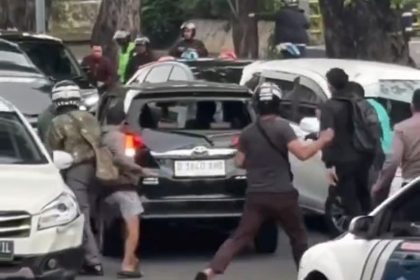 Mobil Toyota Calya ugal-ugalan di kawasan Gunung Sahari, Jakarta Pusat, diamuk massa. Foto: Tangkapan layar video viral