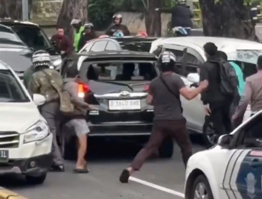 Mobil Toyota Calya ugal-ugalan di kawasan Gunung Sahari, Jakarta Pusat, diamuk massa. Foto: Tangkapan layar video viral