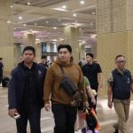 Rifaldo Aquiono Pontoh, buronan interpol pelaku jaringan TPPO dan penipuan daring ditangkap di Bandara Internasional I Gusti Ngurah Rai, Bali, Sabtu (21/2/2026). Foto: Polri