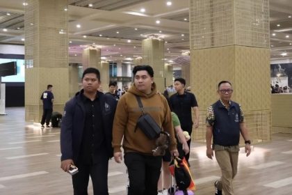 Rifaldo Aquiono Pontoh, buronan interpol pelaku jaringan TPPO dan penipuan daring ditangkap di Bandara Internasional I Gusti Ngurah Rai, Bali, Sabtu (21/2/2026). Foto: Polri