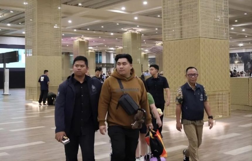 Rifaldo Aquiono Pontoh, buronan interpol pelaku jaringan TPPO dan penipuan daring ditangkap di Bandara Internasional I Gusti Ngurah Rai, Bali, Sabtu (21/2/2026). Foto: Polri