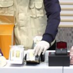 Penyidik KPK menunjukkan barang bukti dugaan korupsi pengaturan impor barang di Direktorat Jenderal Bea dan Cukai, Kamis (5/2/2026). Foto: ipol.id