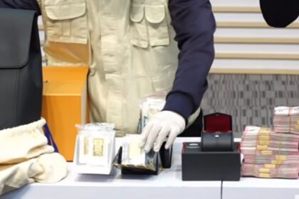 Penyidik KPK menunjukkan barang bukti dugaan korupsi pengaturan impor barang di Direktorat Jenderal Bea dan Cukai, Kamis (5/2/2026). Foto: ipol.id