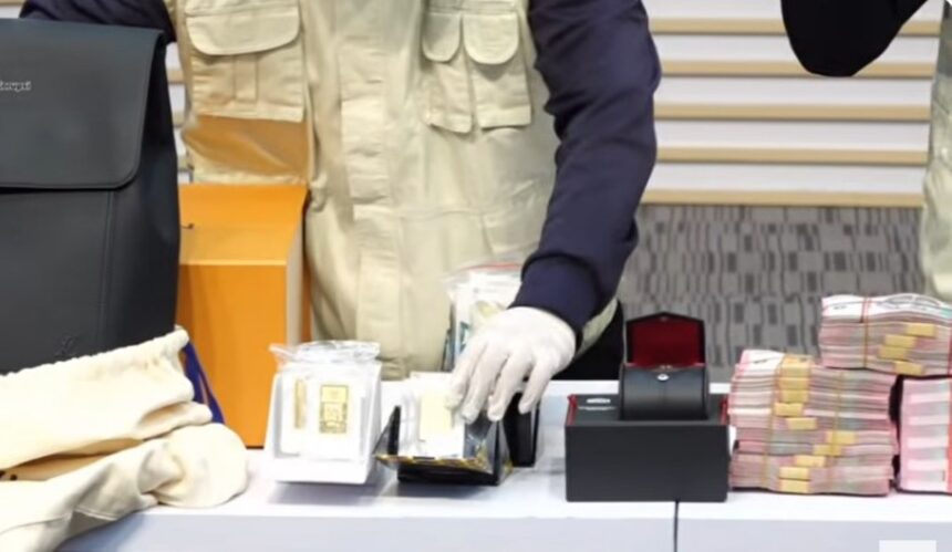 Penyidik KPK menunjukkan barang bukti dugaan korupsi pengaturan impor barang di Direktorat Jenderal Bea dan Cukai, Kamis (5/2/2026). Foto: ipol.id