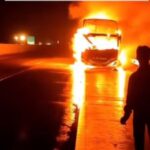 Bus PO Haryanto terbakar di Tol Pemalang, Selasa (3/2/2026) malam. Foto: Instagram @kabarpemalang