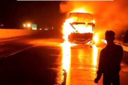 Bus PO Haryanto terbakar di Tol Pemalang, Selasa (3/2/2026) malam. Foto: Instagram @kabarpemalang