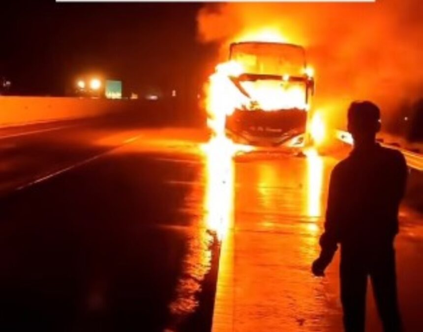 Bus PO Haryanto terbakar di Tol Pemalang, Selasa (3/2/2026) malam. Foto: Instagram @kabarpemalang