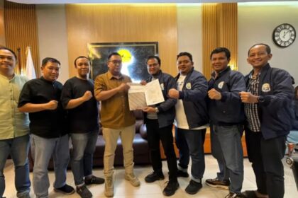 Bakal calon ketua umum HIPMI Depok, Ardian Fajar P, saat membawa saat mendaftar Ketum HIPMI Depok. Foto: IG @ardianfajar
