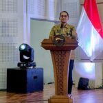 Kepala Eksekutif Pengawas Perasuransian, Penjaminan, dan Dana Pensiun (PPDP) OJK, Ogi Prastomiyono, dalam kuliah umum PPDP bertajuk “Insights for the Future” yang diselenggarakan di Universitas Jember (UNEJ), Jember, Jawa Timur, Kamis (12/2). Foto: OJK